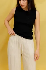 Musculosa blanca de punto con cuello redondo y corte recto.