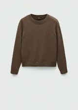 Sweater color crema de tejido de punto grueso con cuello redondo y mangas largas.