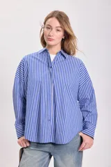 Camisa celeste con rayas verticales blancas, de corte holgado y mangas largas.
