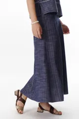 Falda larga de lino a cuadros grises y blancos, con corte al bies y cintura alta.