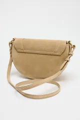 Bandolera de gamuza color beige, con asa corta y cierre imantado.