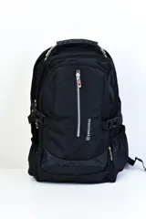 Mochila Swissgear azul marino y negro con espalda acolchada y puerto de carga USB.