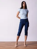 Jegging capri de algodón marca Erika, color azul denim. Delantera con bolsillos simulados y trasera con bolsillos aplicados.