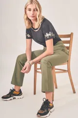 Pantalón de corte recto color verde militar.