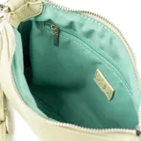 Bandolera verde de símil cuero graneado con correa regulable y herrajes plateados. Tiene un compartimento principal con cierre y bolsillos internos, uno con cierre y otro abierto.