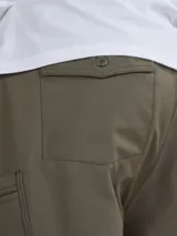 Bermuda técnica color negro, confeccionada en 94% nylon y 6% spandex.