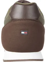 Zapatillas Tommy Hilfiger de hombre, estilo running, en color verde oliva con detalles en marrón y suela blanca. Presentan una franja lateral con los colores de la marca (azul, blanco y rojo).
