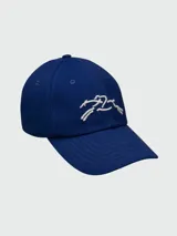 Gorra de béisbol azul con logo bordado en blanco.