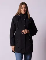 Campera impermeable color beige, marca Weatherproof, con capucha desmontable, cierre central oculto con botones a presión, bolsillos laterales con cierre y corte a la altura de la cadera.