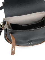 Bandolera de cuero color crudo con detalles en marrón. Tiene correa larga regulable y cierre con broche metálico.