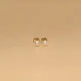 Par de aros pequeños de oro amarillo 18k con perlas de cultivo blancas.