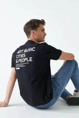 Remera negra de algodón con estampado en la espalda con la frase "ART MUSIC CITIES & PEOPLE".