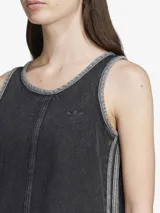 Vestido Adidas de denim negro con corte recto, cuello redondo y sisas amplias. Presenta costuras verticales en el frente y las tres rayas características de la marca en los laterales.