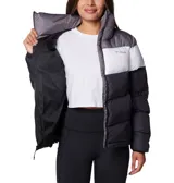 Campera puffer Columbia Puffect II con bloques de color gris, blanco y negro. Tiene aislamiento Thermarator™, tejido deperlante al agua, protector de mentón, bolsillos laterales con cremalleras y puños elásticos.