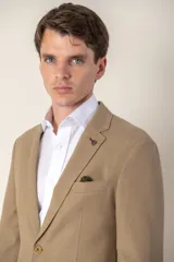 Saco color beige de corte slim fit confeccionado en tencel.