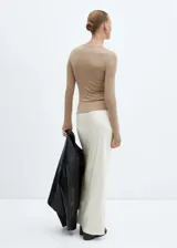 Camiseta verde de manga larga con cuello redondo y corte ajustado.