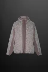 Cazadora con capucha confeccionada en tejido técnico ligero con partículas reflectantes. Cuenta con cuello alto, mangas largas con puños elásticos, bolsillos frontales con cierre de cremallera y cierre frontal con cremallera.