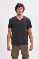 Remera negra de algodón con cuello en V y mangas cortas.
