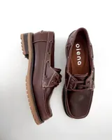 Mocasines de cuero color chocolate, con cordones y suela de goma.