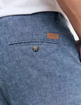 Pantalón de vestir verde oscuro, de corte recto y tiro medio.