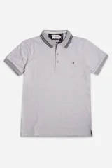 Remera con cuello polo a rayas horizontales finas en tonos gris y blanco, con mangas cortas, calce regular y logo estampado.
