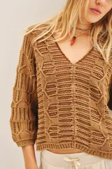 Sweater tejido de algodón color marrón claro, con escote en V y mangas 3/4 amplias.