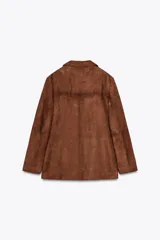 Blazer marrón de ante con cuello de solapa de muescas, manga larga, bolsillos de parche delanteros y cierre frontal con botones.