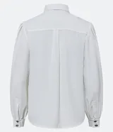 Camisa blanca de crepé con cuello solapa, abotonada, mangas largas abullonadas y sin estampado.