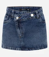 Minifalda de jeans azul oscuro, con cintura alta y cierre cruzado con botones. Presenta trabillas y bolsillos delanteros y traseros.