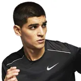 Remera deportiva azul con diseño de líneas horizontales, de corte clásico, manga corta y cuello redondo. Incluye logo reflectivo de Nike en el pecho y tecnología Dri-FIT.