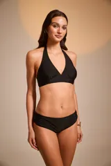 Conjunto de bikini con estampado animal print, compuesto por un corpiño triangular con tiras finas y una bombacha tipo short.