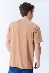 Remera de manga corta color beige oscuro con efecto lavado.