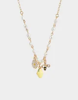 Collar corto con cadena dorada de eslabones y perlas sintéticas, con dijes colgantes de abeja, flor y limón.
