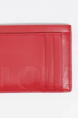 Tarjetero de estructura rígida, color rojo, con ranuras para tarjetas y logo de la marca grabado en relieve en el frente.