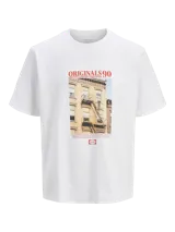 Camiseta blanca de manga corta y cuello redondo con estampado frontal de un edificio y texto en rojo.