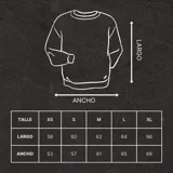 Buzo color beige con cuello alto, confeccionado en 60% algodón y 40% poliéster. Presenta bordado en la manga y no tiene felpa.