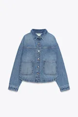 Cazadora de denim celeste de corte recto, con cuello solapa, manga larga, bolsillos delanteros de plastrón y cierre frontal con botones metálicos.