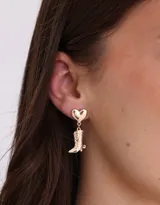 Aros colgantes cortos con dije de bota y corazón de metal dorado.