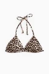 Top de bikini triangular con estampado de leopardo, tirantes finos y relleno extraíble. Se ata en la nuca y en la espalda.