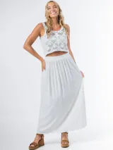 Falda larga color gris claro, de lino, con cintura elastizada.