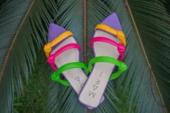 Sandalias planas con punta fina, color lila, con tiras de cuero en colores amarillo, fucsia y verde.