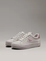 Zapatillas urbanas Calvin Klein color gris claro con plataforma y logo CK en el lateral. Presentan detalles en color rosa en el talón y el logo.