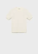 Remera de punto fino color blanco, de manga corta y cuello redondo, corte entallado.