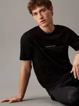Remera negra de algodón con cuello redondo y mangas cortas. Estampado frontal con el logo de Calvin Klein Jeans y la leyenda "Established Nineteen Seventy Eight".