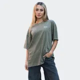 Remera verde militar de algodón con cuello redondo y estampado pequeño en el pecho con la palabra 'Relajo'.