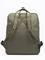 Mochila negra de poliéster con revestimiento de PU, con dos asas de mano y correas ajustables para los hombros. Tiene un compartimento principal con cierre, un bolsillo frontal con cierre y dos bolsillos laterales abiertos.