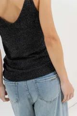 Musculosa amarilla de hilo con brillo sutil, de calce ajustado y breteles finos.