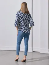 Blusa azul con estampado de círculos blancos, de seda fría, marca Ruby Rd. Tiene mangas 3/4 con terminación amplia.