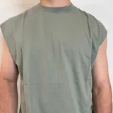 Musculosa blanca de corte holgado y sisas amplias.