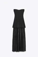 Vestido largo negro, palabra de honor con hombros descubiertos y falda de tul.
